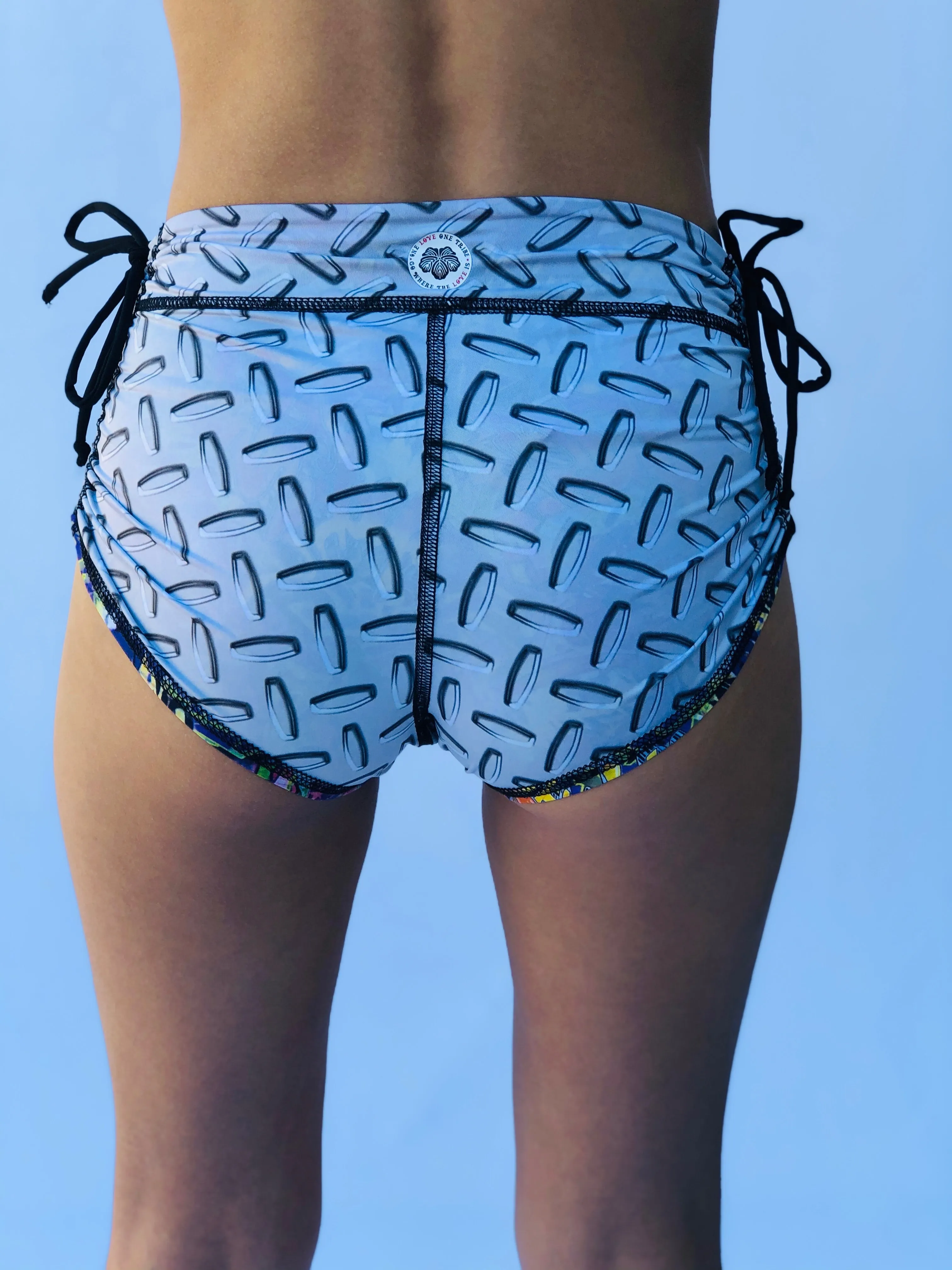 DRAWSTRING SHORTS GRAFFITI/BUNS OF STEEL